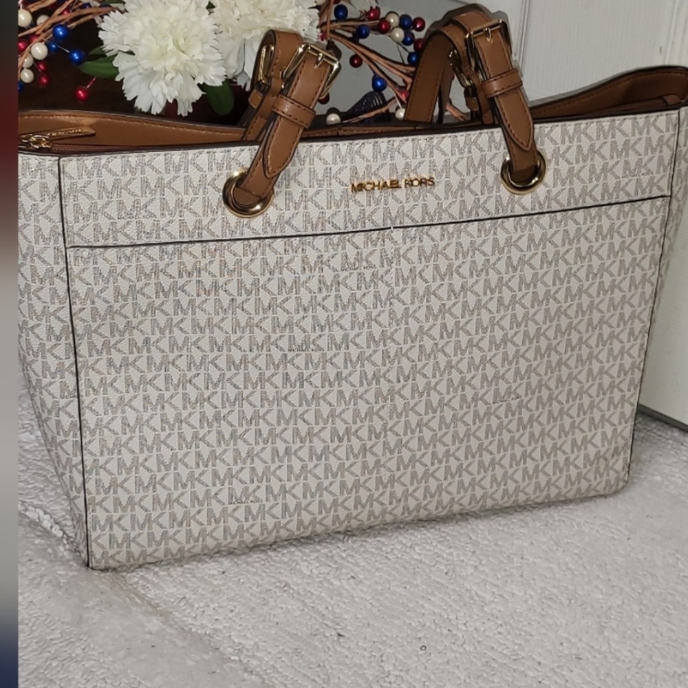 Michael Kors Jet Set Large Travel Multifunction bag